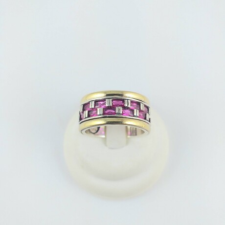 Anillo de plata 925 con detalle de doublé en oro 18K y circonias fucsia. Medidas diámetro interno 18mm, ancho superior 1cm #15. Anillo de plata 925 con detalle de doublé en oro 18K y circonias fucsia. Medidas diámetro interno 18mm, ancho superior 1cm #15.