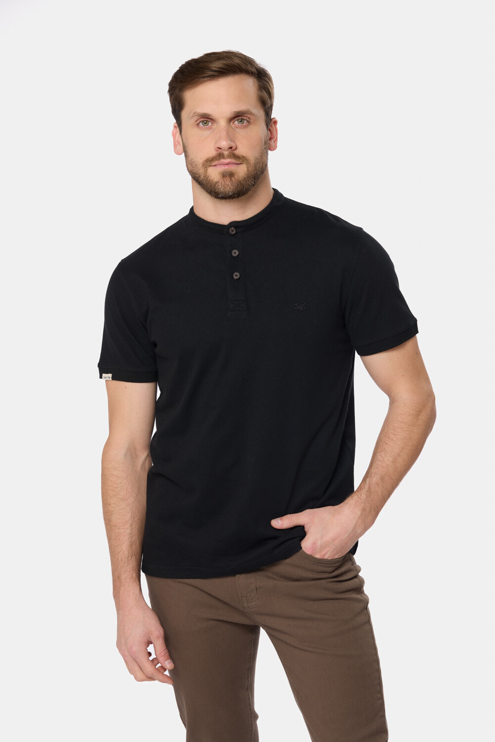 REMERA LISA CUELLO MAO Negro