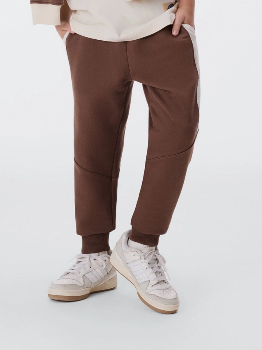 PANTALÓN BABUCHA INFANTIL CON BOLSILLOS - MARRÓN 