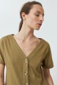 Remera con botones verde oliva