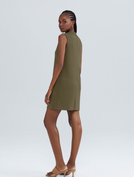 VESTIDO CORTO CON CUELLO ALTO VERDE