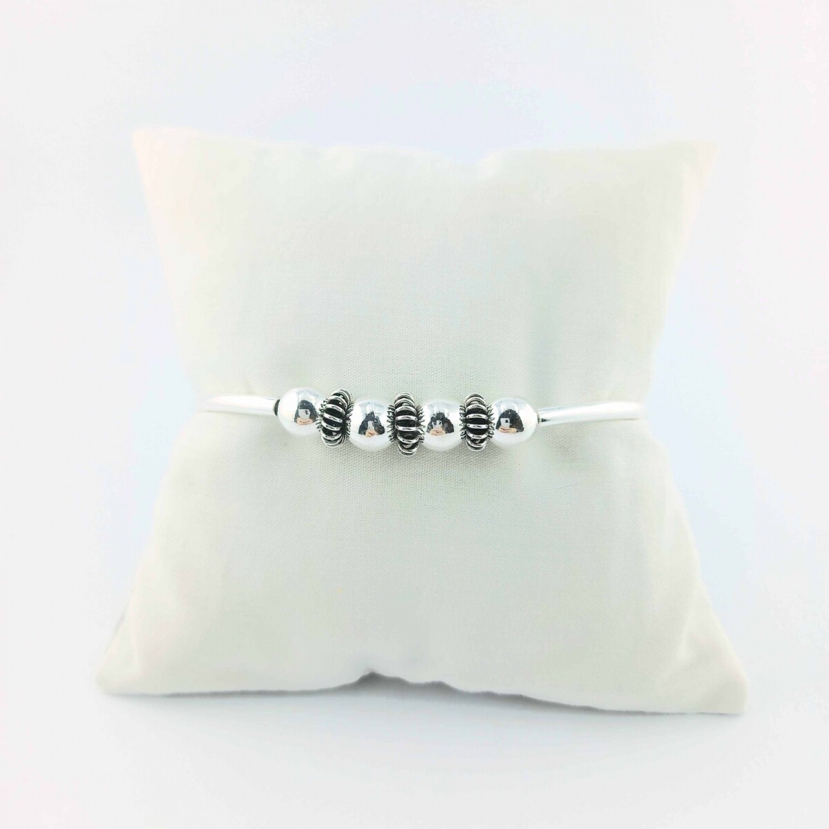 Pulsera de plata 925 con cuentas. 