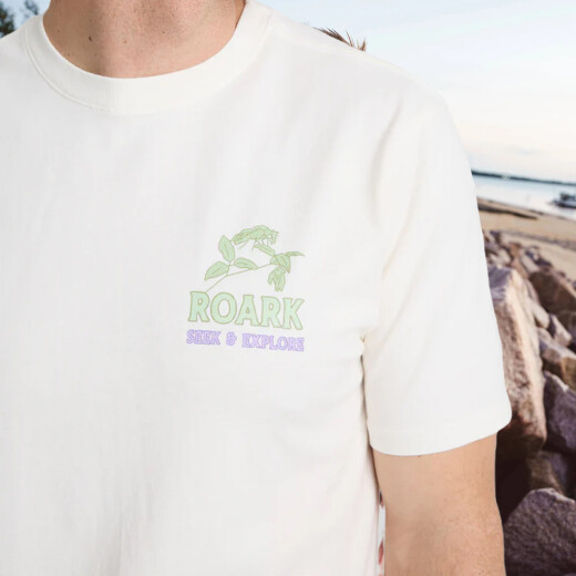 Remera Roark Seek & Explore - Blanco Remera Roark Seek & Explore - Blanco