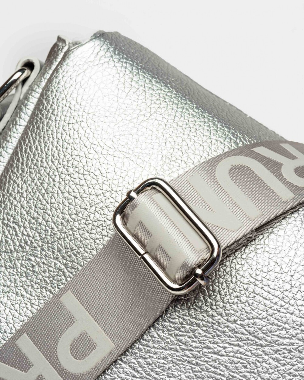 Bandolera Key en efecto cuero graneado Metalizado