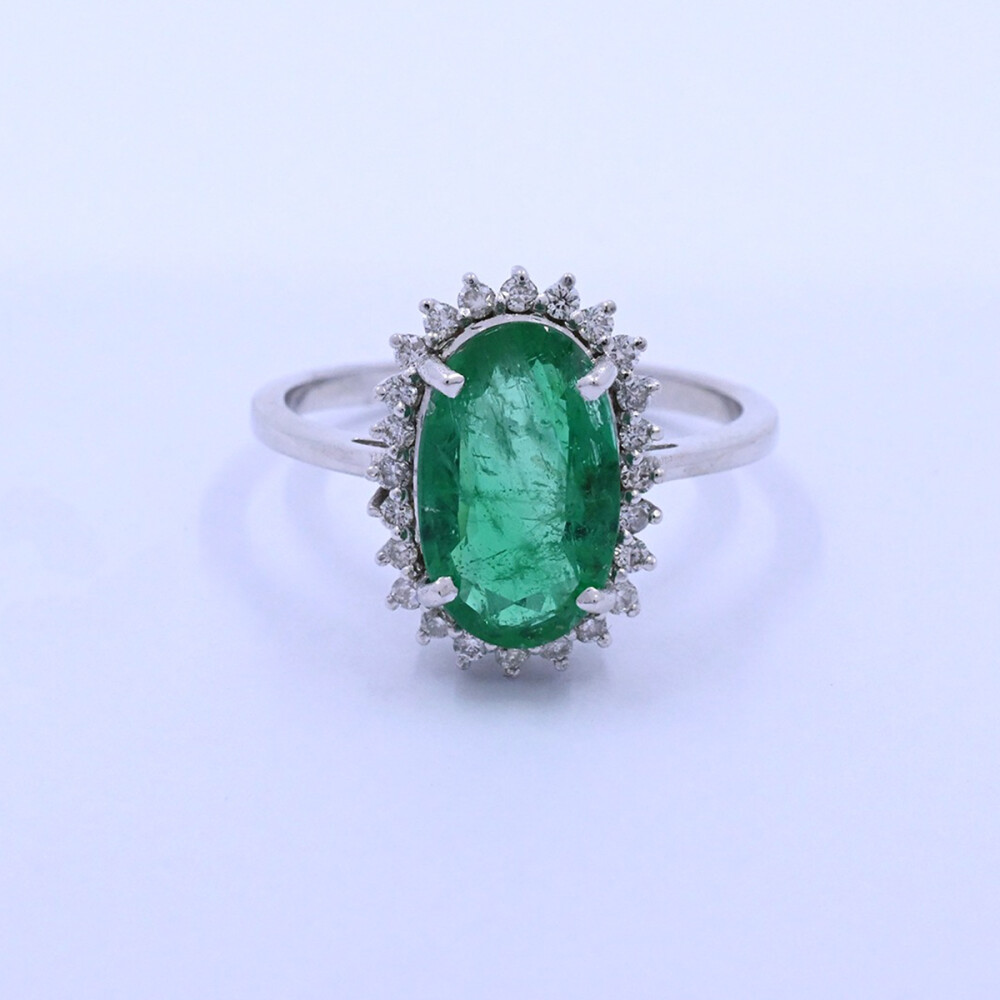 Anillo oro 14k esmeralda oval central y brillantes. Anillo oro 14k esmeralda oval central y brillantes.