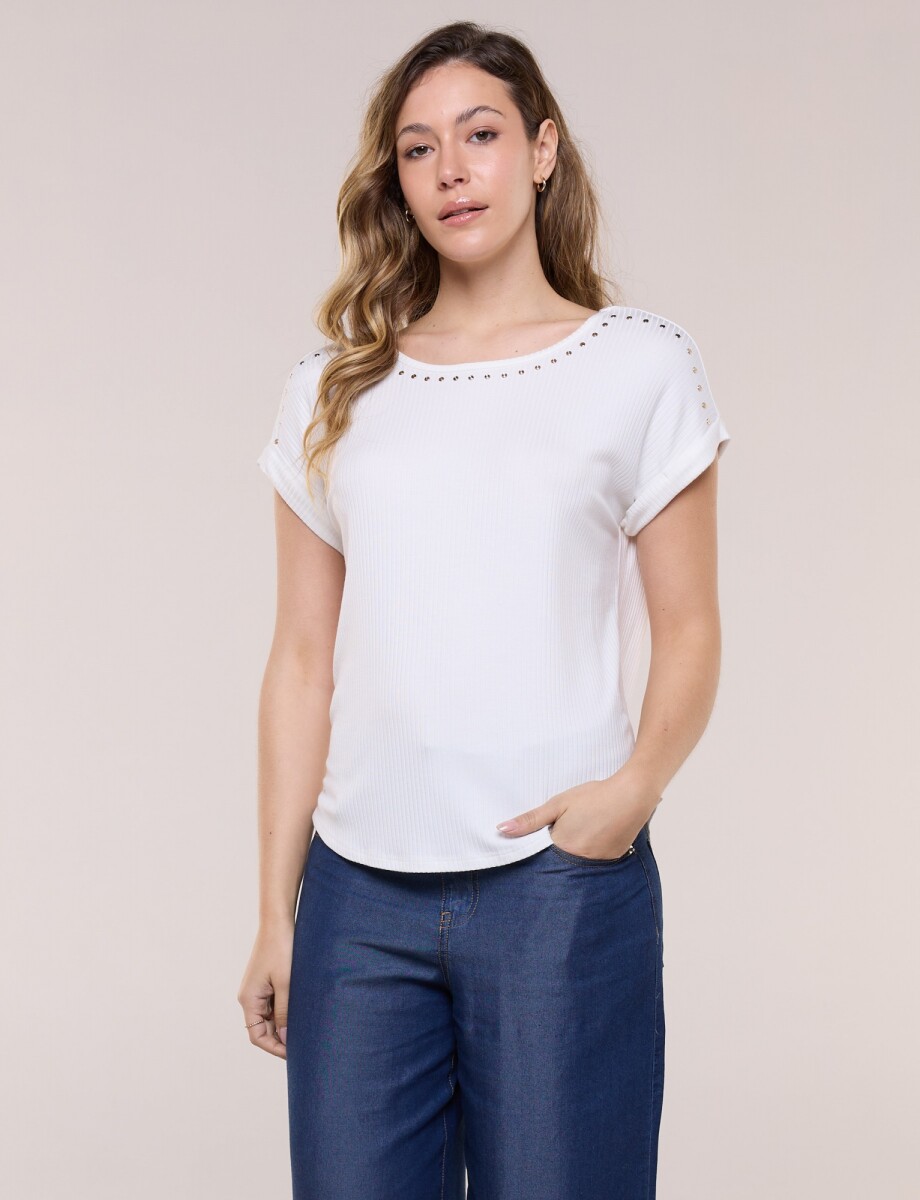 Remera Escote Con Tachas Metálicas - Crudo 