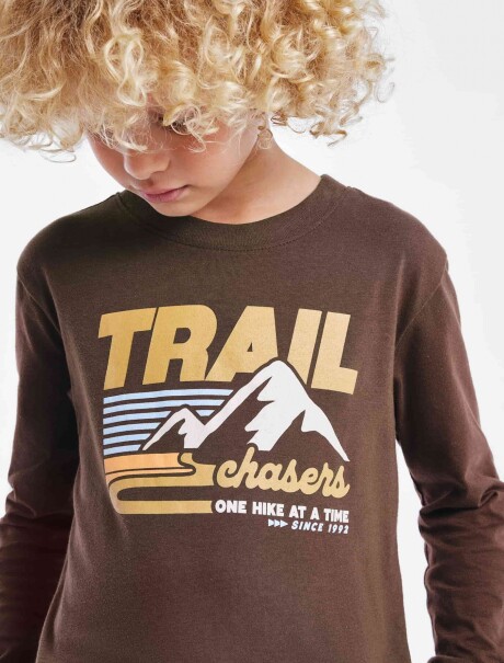 CAMISETA INFANTIL CON ESTAMPA MARRÓN