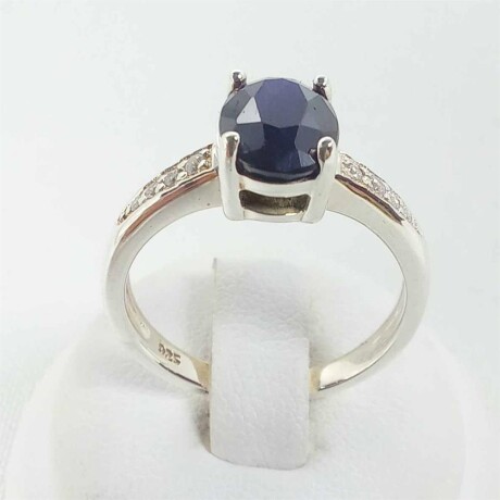 Anillo de plata 925 con zafiro azul y circonias. Modelo tipo SOLITARIO. Anillo de plata 925 con zafiro azul y circonias. Modelo tipo SOLITARIO.