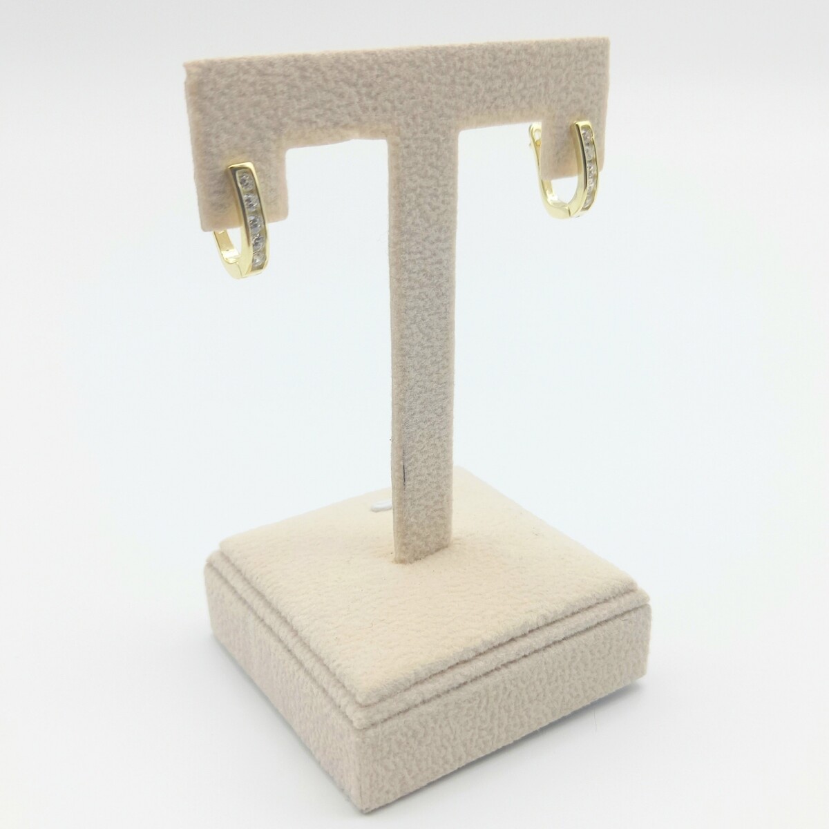 Par de aros de plata 925 con baño de oro amarillo y circonias. 
