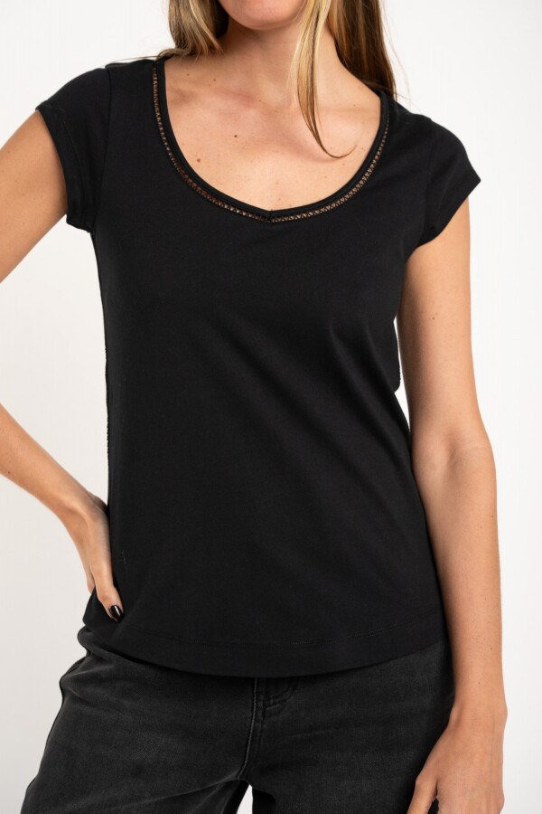 Remera Escote V Puntilla Negro