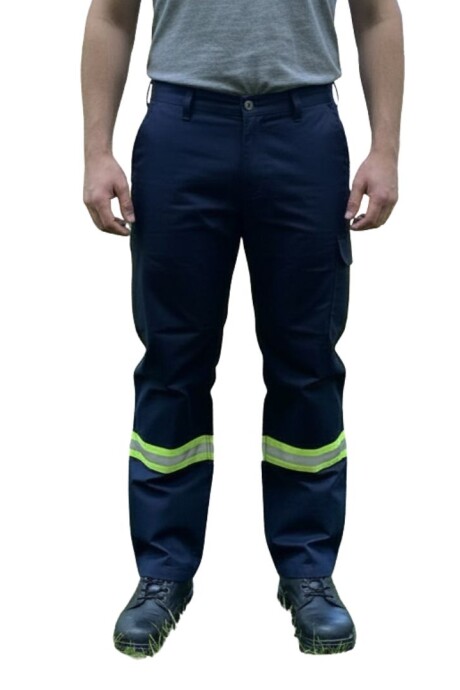 Pantalón cargo de gabardina con reflectivo Pantalón cargo de gabardina con reflectivo
