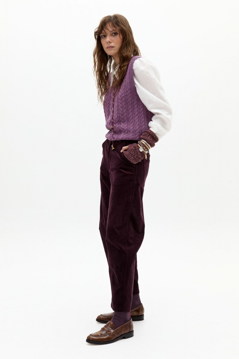 Pantalón Ambar en Corduroy Berenjena