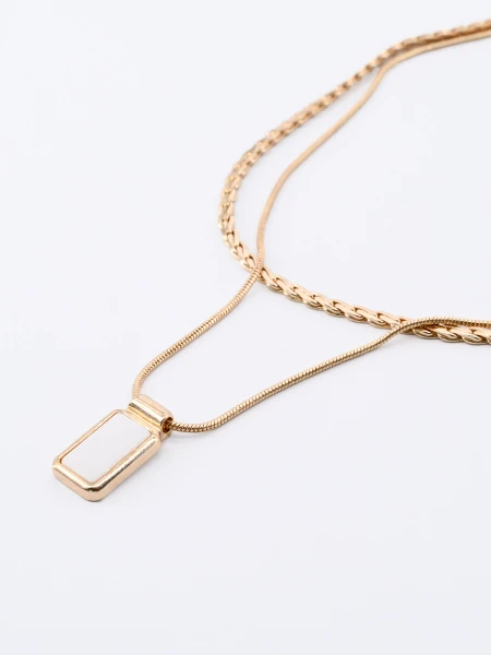 COLLAR CON DIJE DORADO