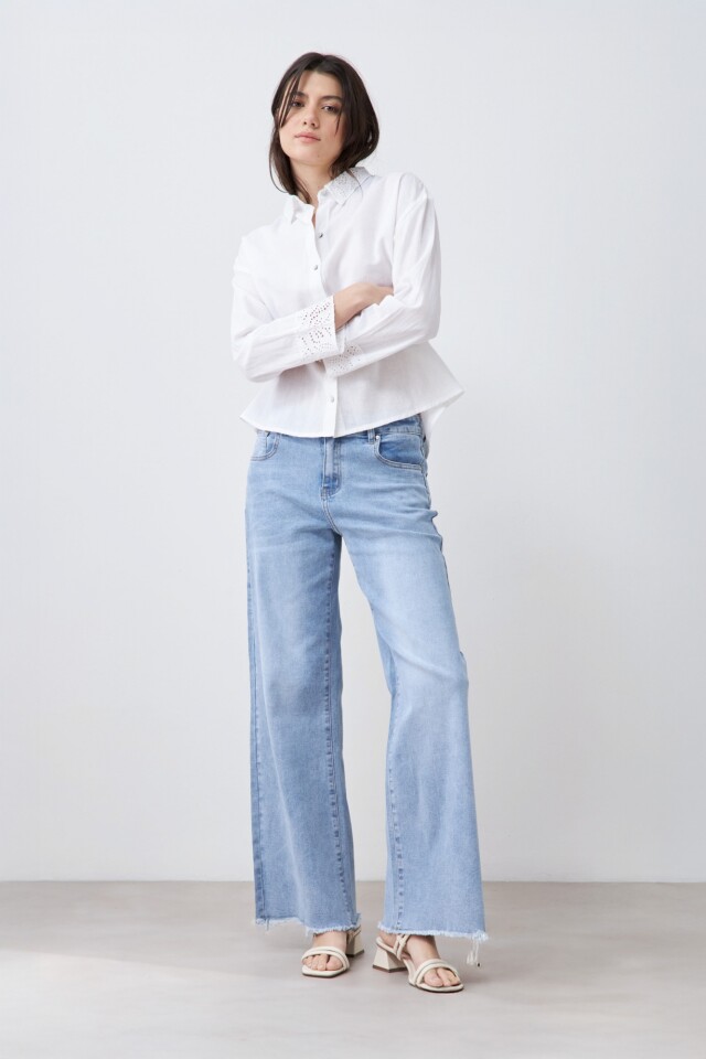 Camisa con cuello y puños bordados blanco