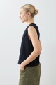 Top bordado escote en V negro