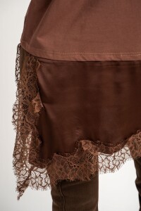 Remera Ruedo Saten Marron
