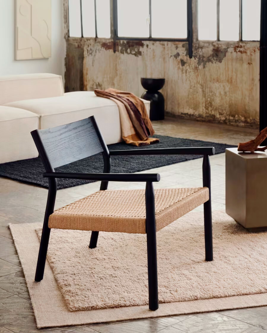 Butaca Yalia de madera maciza roble FSC 100% acabado negro y asiento de cuerda de papel