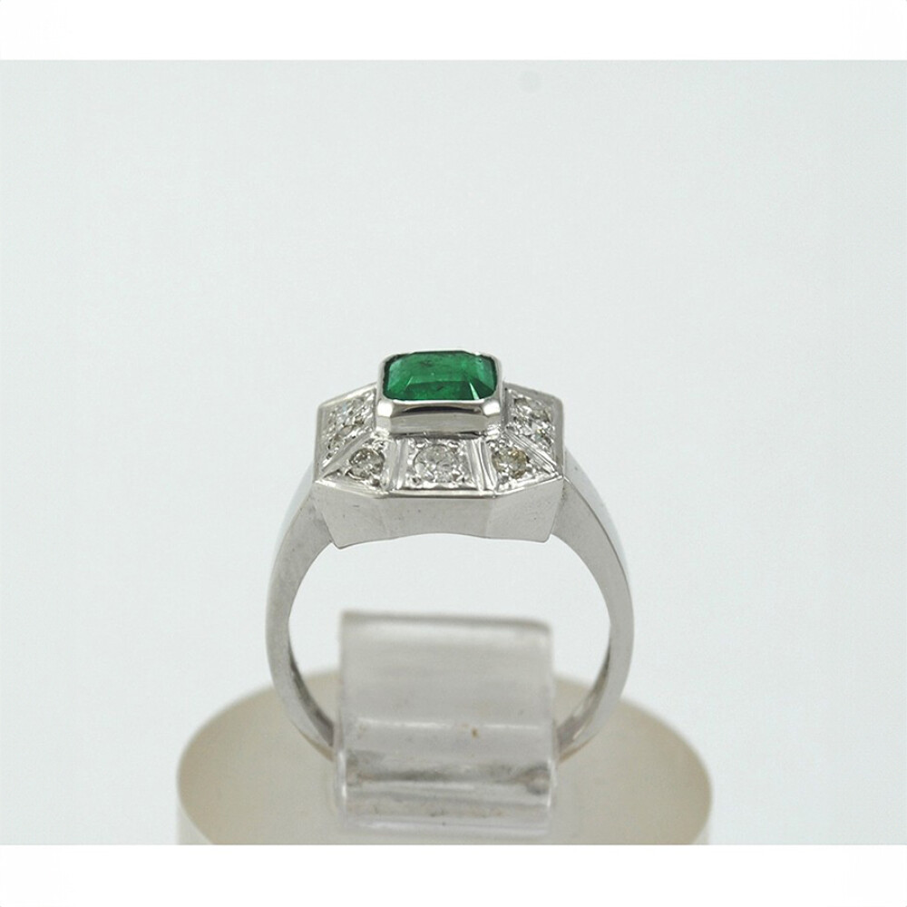 Hermoso anillo en platino con esmeralda central y brillantes Hermoso anillo en platino con esmeralda central y brillantes