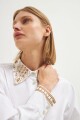 Camisa con cuello bordado blanco