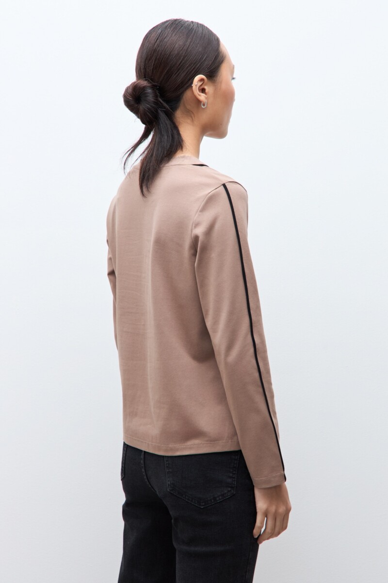 Remera con vivo en contraste tostado