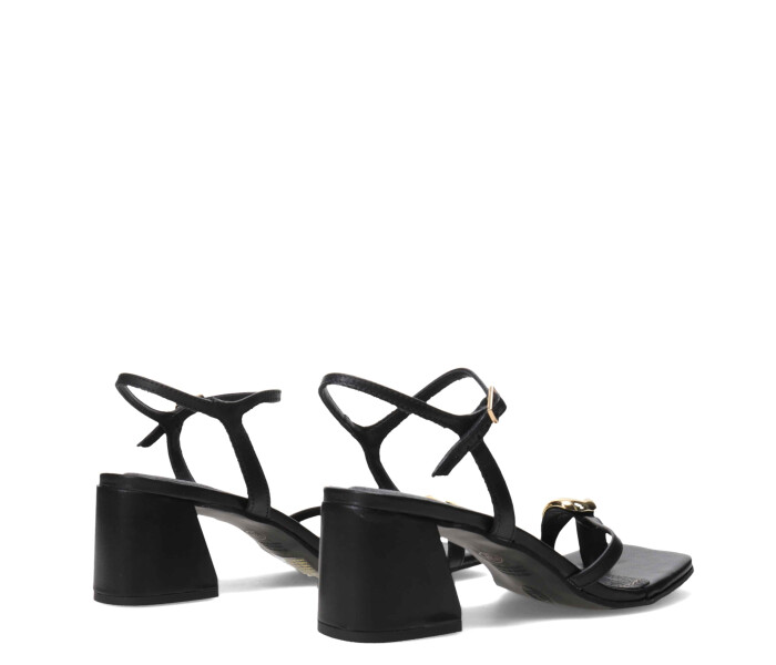 Sandalia tiras finas y aplique metalico Preto