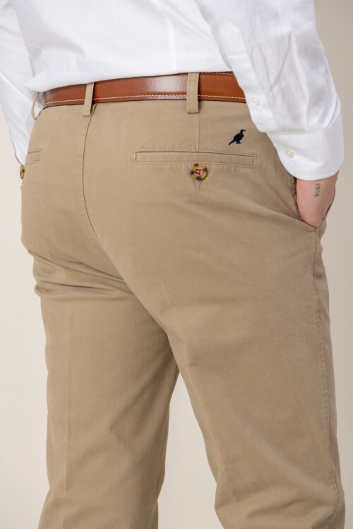 Pantalón gabardina classic fit Tostado