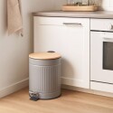 PAPELERA CON PEDAL 5LTS TEXTURADO GRIS TAPA SIMIL MADERA GRIS