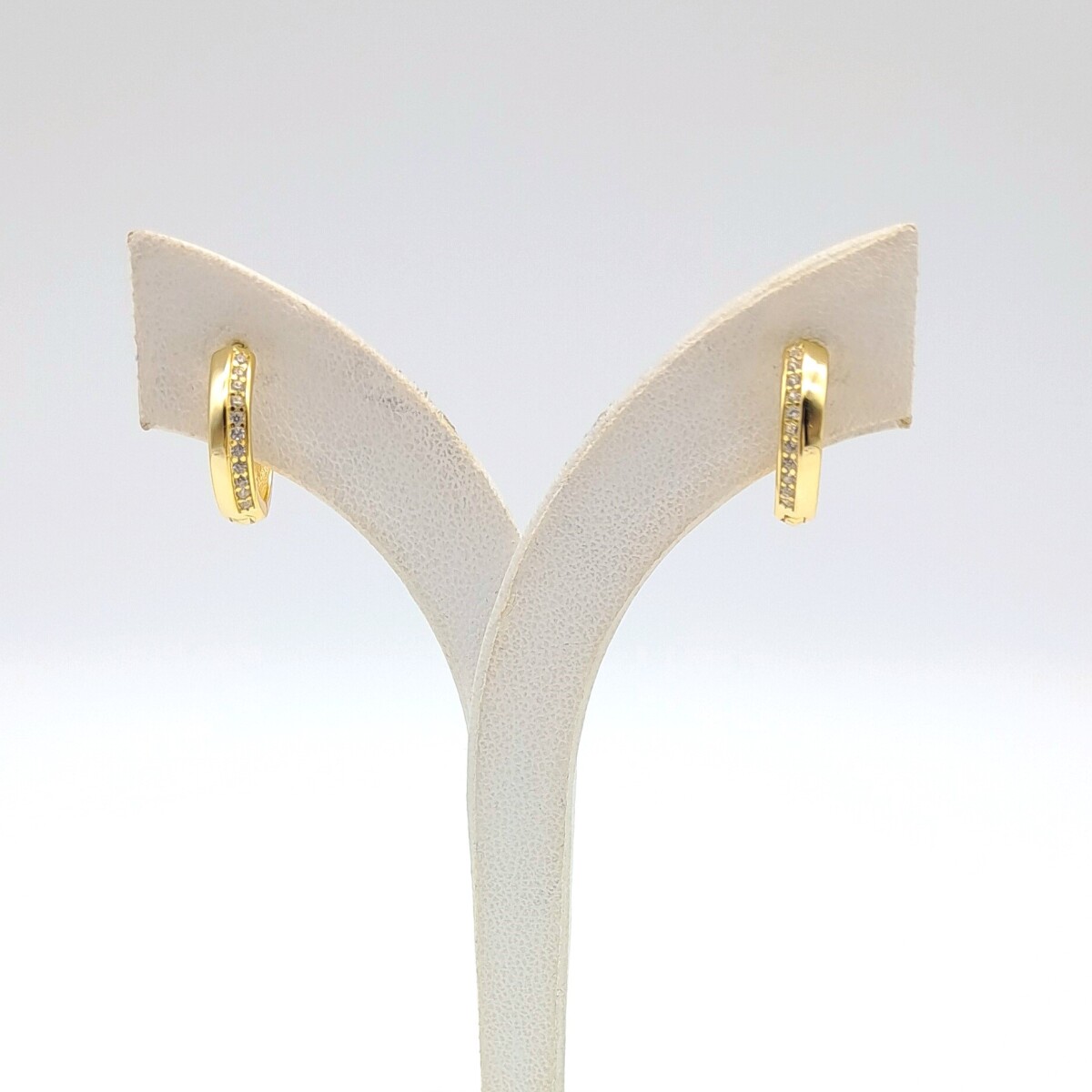 Par de aros de plata 925 con baño de oro y circonias. 