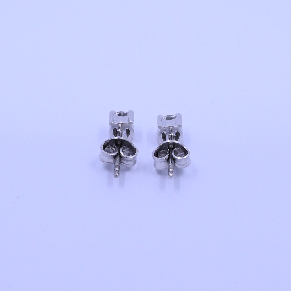 Caravanas oro 18k blanco engarce 4 puntas con brillantes. Caravanas oro 18k blanco engarce 4 puntas con brillantes.
