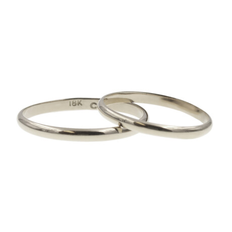 Par de alianzas clásicas en oro blanco 18k de 2mm y doble altura bombé Par de alianzas clásicas en oro blanco 18k de 2mm y doble altura bombé
