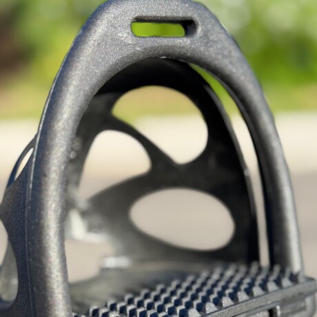 Estribo con Protector Plastico Negro