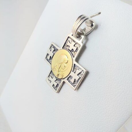 Cruz de plata 925 con medalla central de la Virgen niña en double de oro 18 Ktes. Medidas: 2.3 cm * 2.3 cm, espesor 1.5 mm Cruz de plata 925 con medalla central de la Virgen niña en double de oro 18 Ktes. Medidas: 2.3 cm * 2.3 cm, espesor 1.5 mm