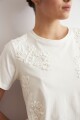 Remera apliques florales crudo