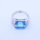 Anillo oro 18k blanco con topacio azul central y 4 brillantes baguette. Anillo oro 18k blanco con topacio azul central y 4 brillantes baguette.