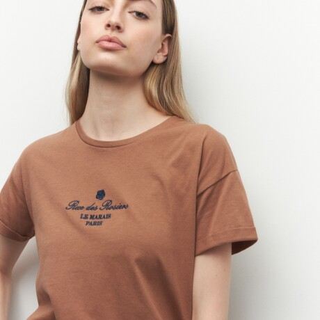 REMERA LE MARAIS Marrón Corteza