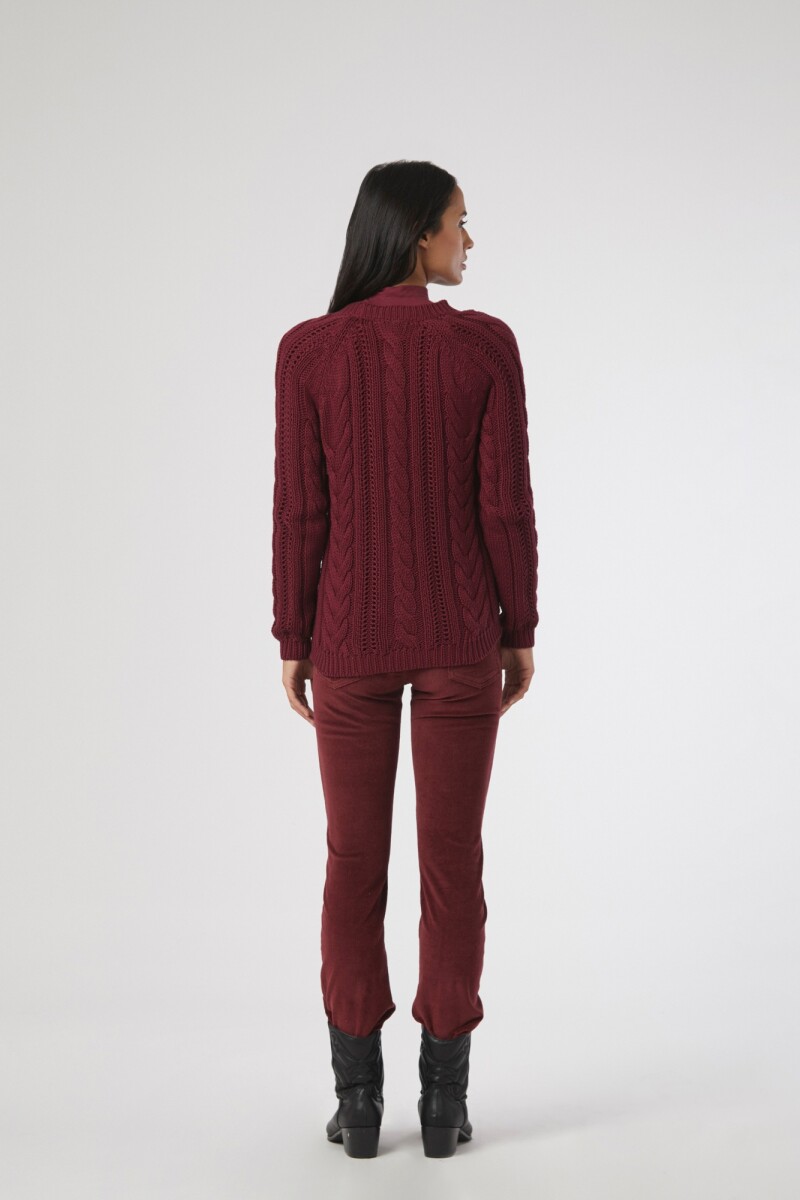 Sweater con estructuras bordo