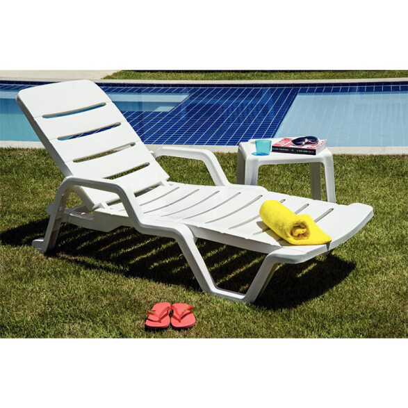 Reposera blanca en polipropileno "LEBLON" -TRAMONTINA TD0790