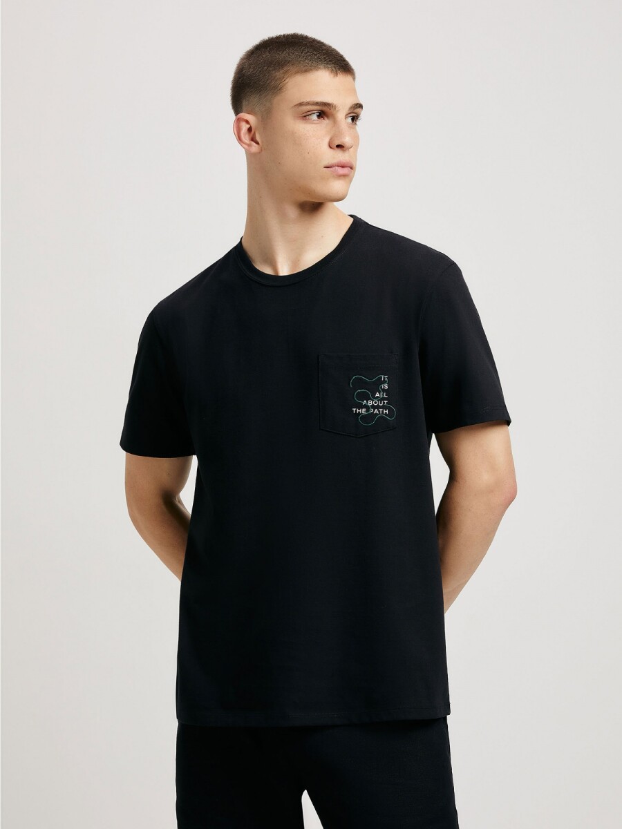 CAMISETA CON BORDADO MODELO REGULAR - NEGRO 