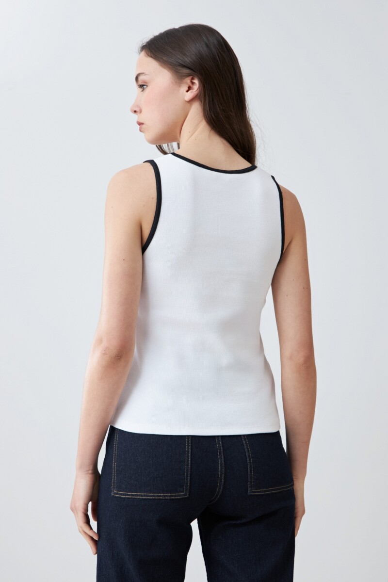 Top canalé con vivo en contraste blanco