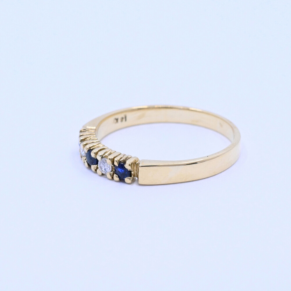 Anillo medio sin fin oro 18k con 3 zafiros azules y 2 brillantes. Anillo medio sin fin oro 18k con 3 zafiros azules y 2 brillantes.