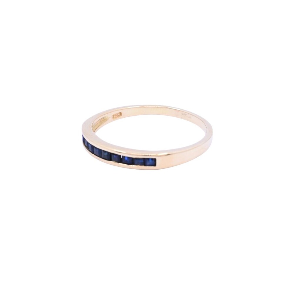 Anillo medio sin fin oro 18 k zafiros azules carré. Anillo medio sin fin oro 18 k zafiros azules carré.