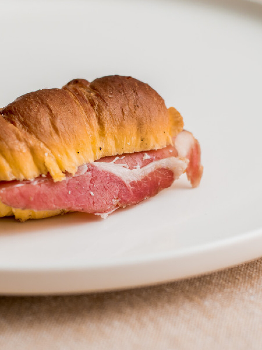 Medialunita de bondiola y queso crema Medialunita de bondiola y queso crema