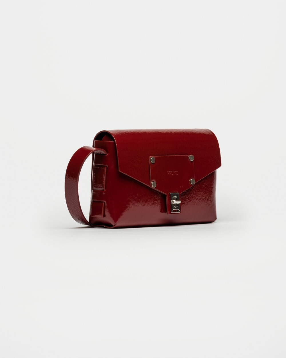 Bandolera Palma En Cuero Charol Arrugado Berry