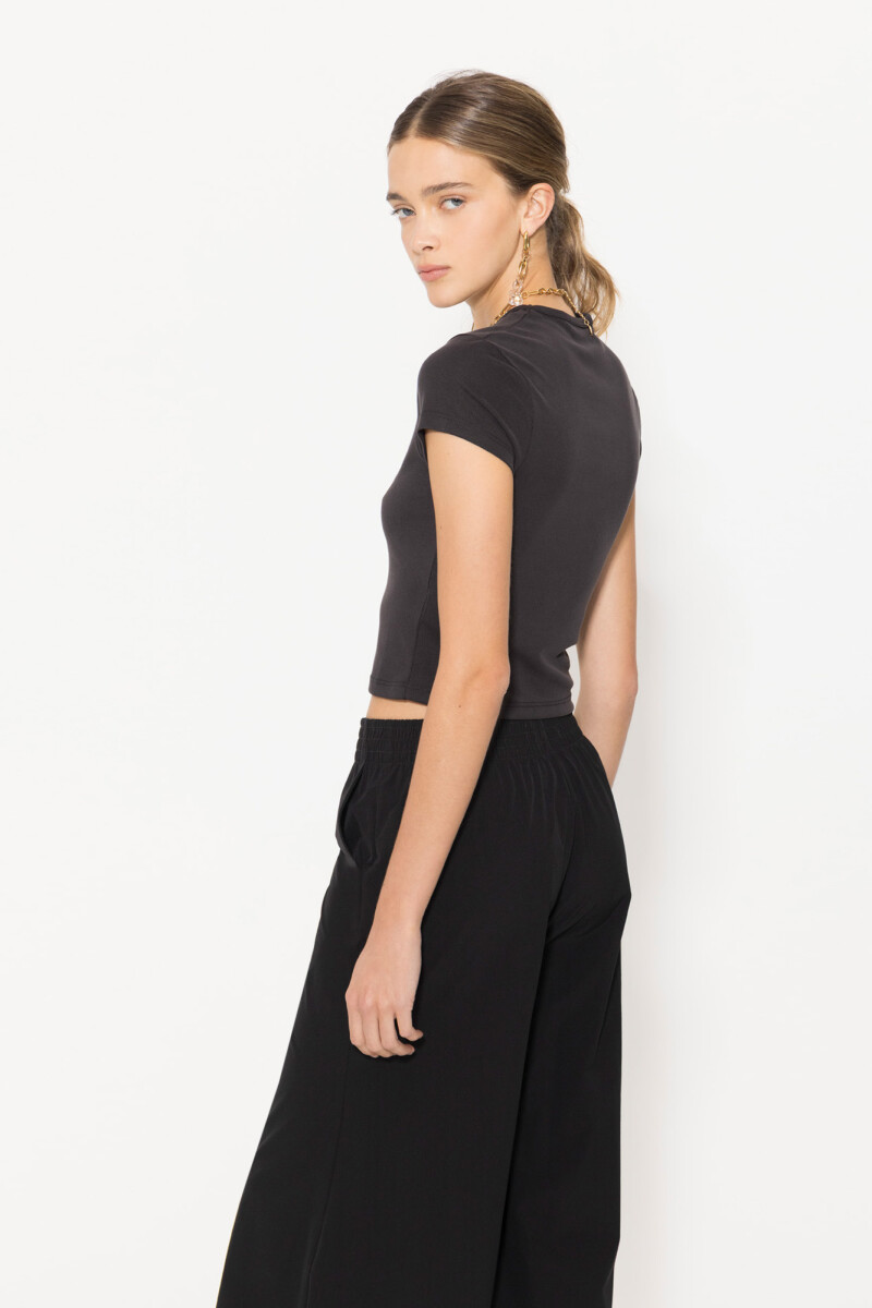 REMERA ADE Negro