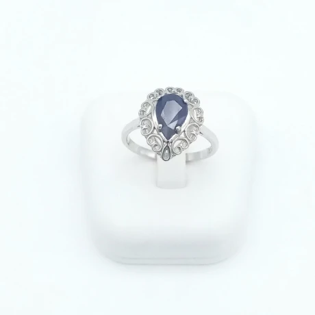 Anillo de plata 925 rodinada con zafiro azul. Anillo de plata 925 rodinada con zafiro azul.