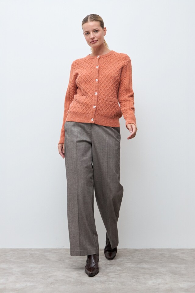 Cardigan estructuras rombos lacre