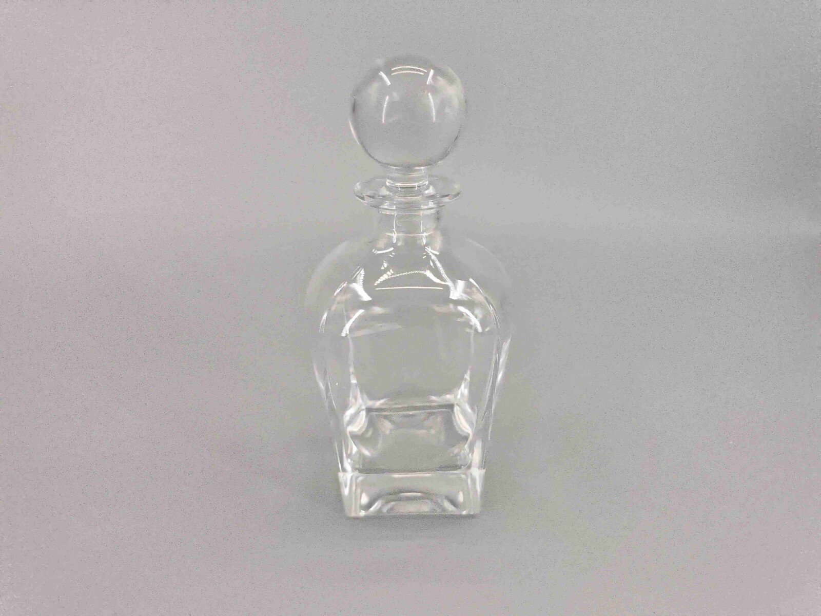 Decantador de Vidrio para Whisky con Tapon Redondo 