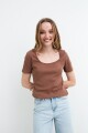 Remera m/c en rib cuello cuadrado TOSTADO