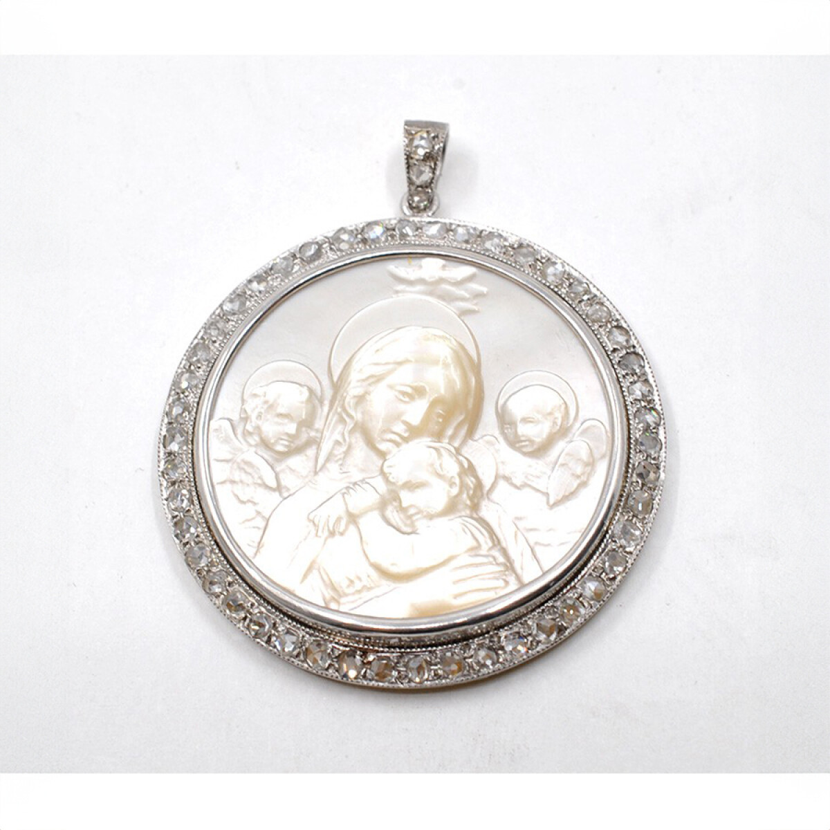 Medalla Estilo Antiguo En Platino Con Imagen Religiosa En Nácar Y Diamantes 