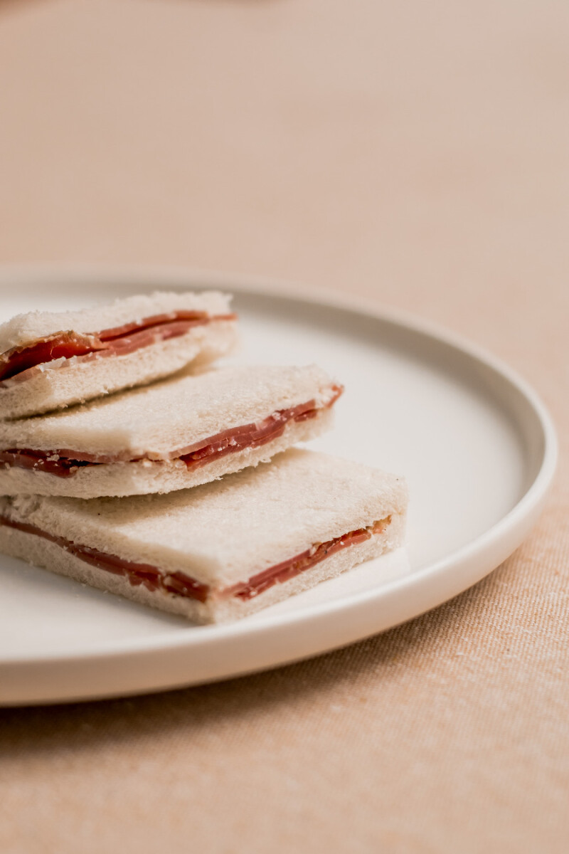 Sandwiches de bondiola y queso crema 